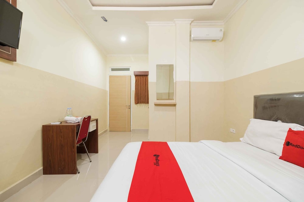 Double Room (Reddoorz) photo 3