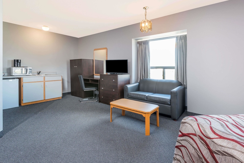 Studio Suite, 1 Queen Bed, Non Smoking - Photo 3