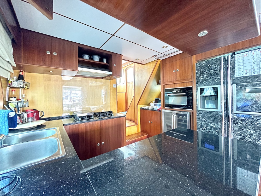 Staycation on Yatch (7.30pm - 9am) + 1 H photo 2