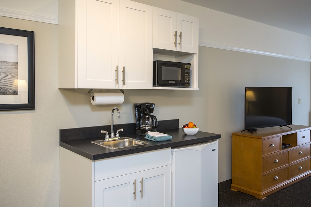 King Suite with Whirlpool, Pet Free photo 2