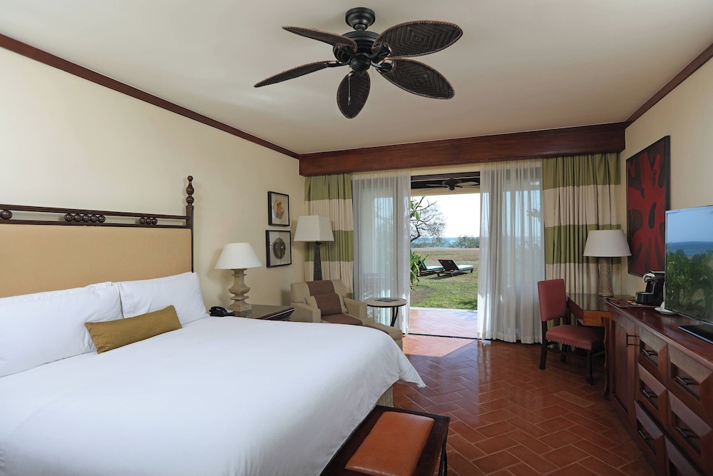 Deluxe Room, 1 King Bed, Balcony (Oceanfront) - Photo 4