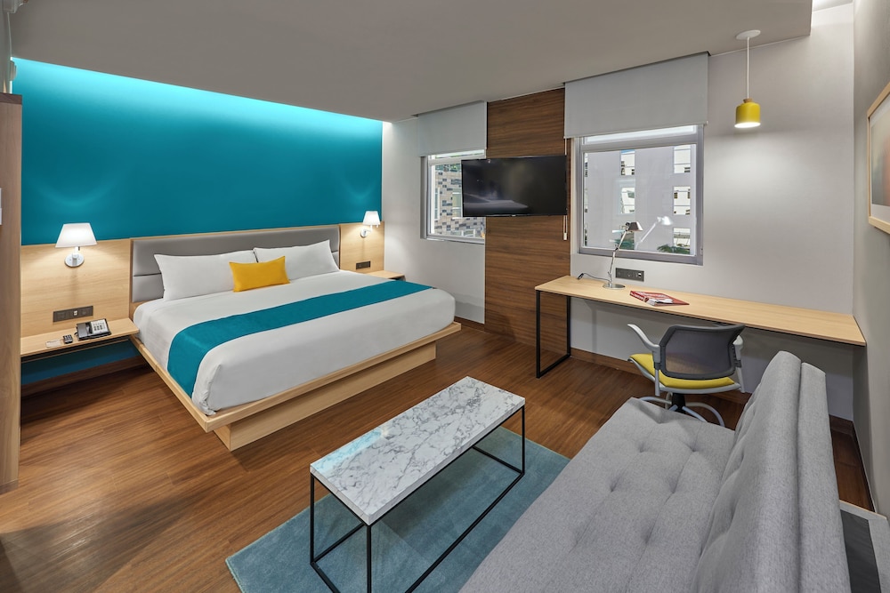 Suite, 1 King Bed with Sofa bed photo 3