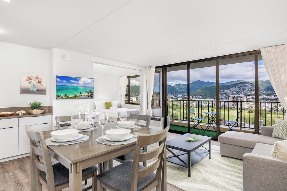 High Floor Mountain View Condo with 2 Beds and Parking: Condo, 1 Bedroom, Mountain View (0152) photo