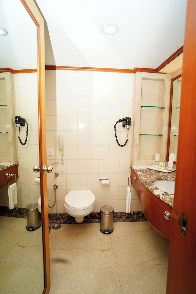 Executive Suite - Photo 8