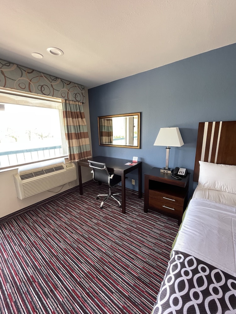 Standard Room, 1 King Bed, Non Smoking - Photo 2