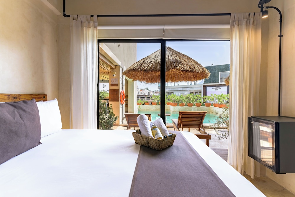 Superior Poolside Double Room - Photo 6