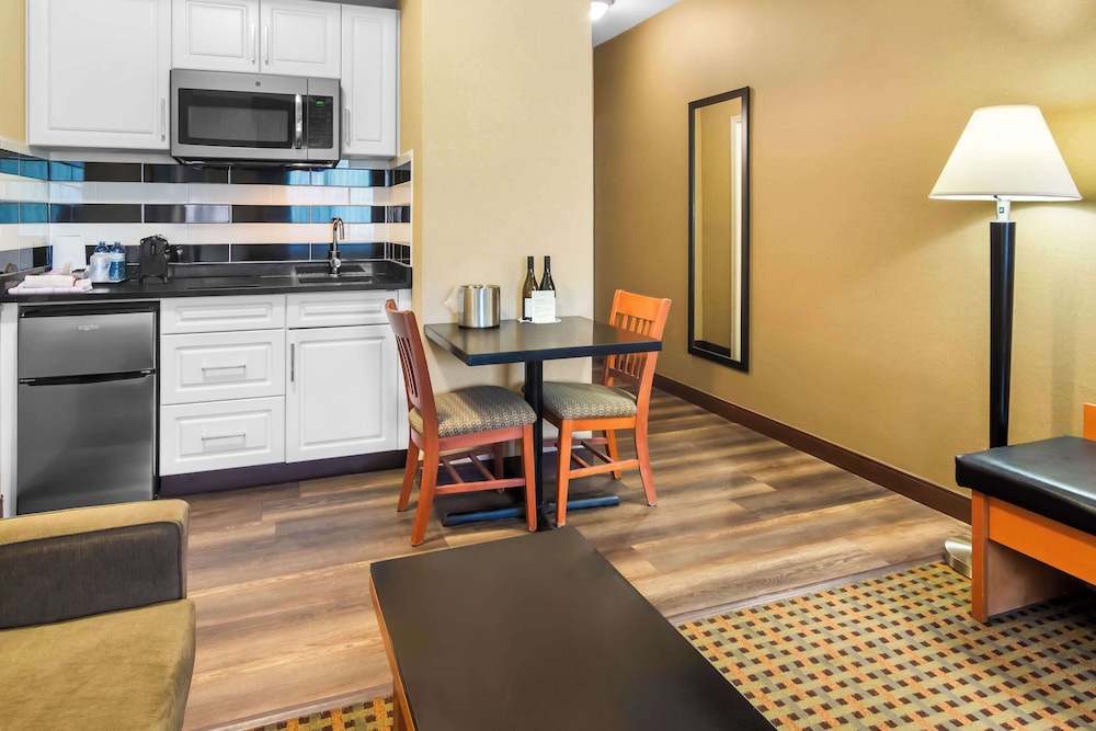 Business Room, 1 King Bed, Non Smoking, Kitchenette - Photo 1