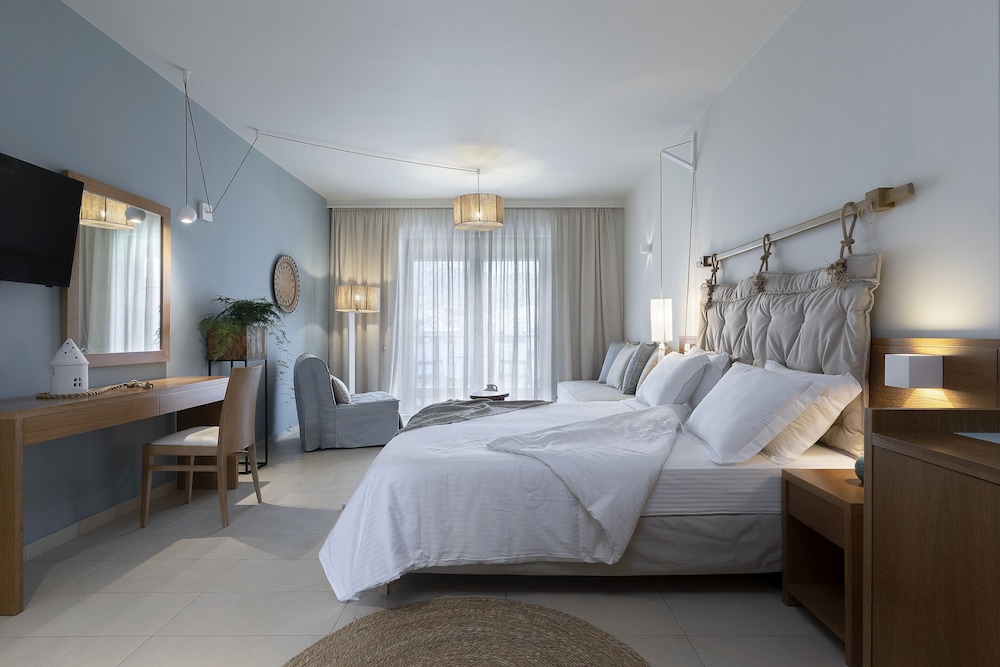Superior Double or Twin Room, Partial Sea View