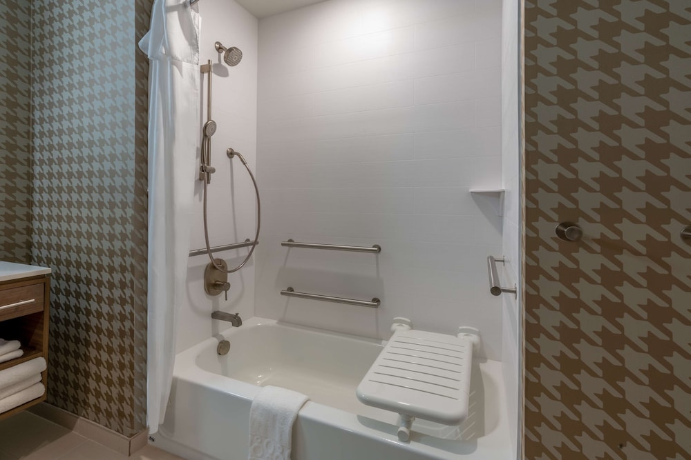 Studio, 2 Queen Beds, Accessible, Bathtub (Mobility & Hearing) photo 3