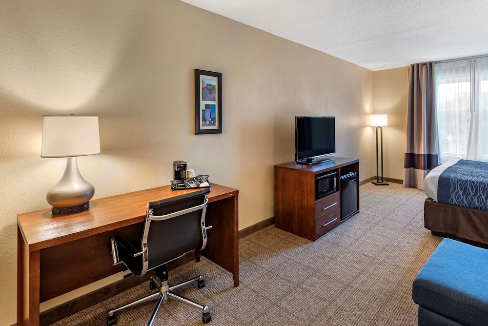 Suite, 1 King Bed, Accessible, Non Smoking (Upgrade) - Photo 2