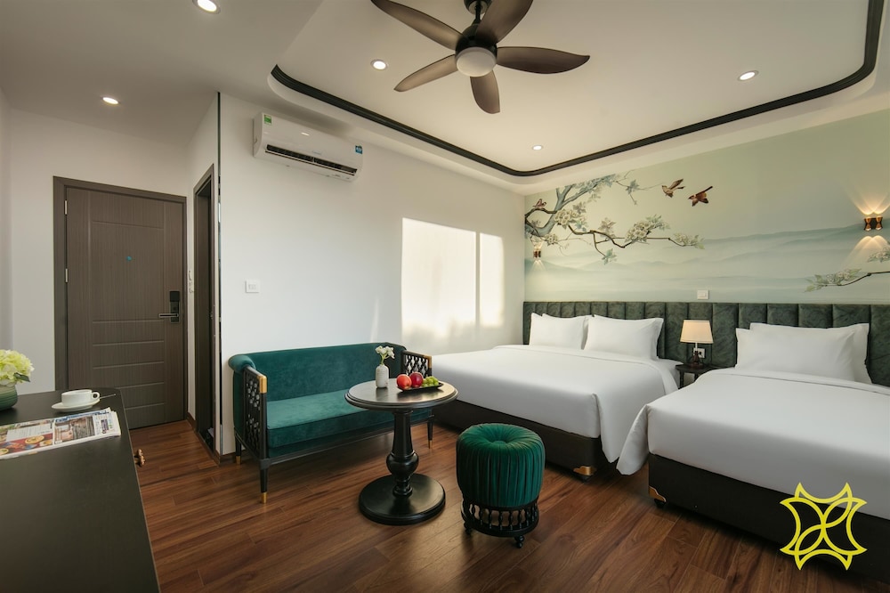 Luxury Triple Room, City View photo 3