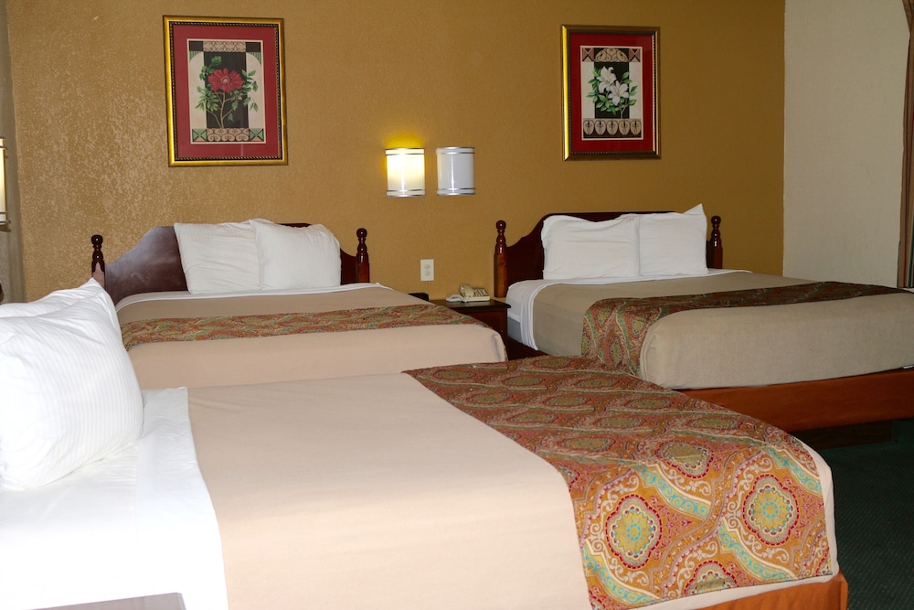 Family Room, Multiple Beds (3 Queen Beds) photo 1