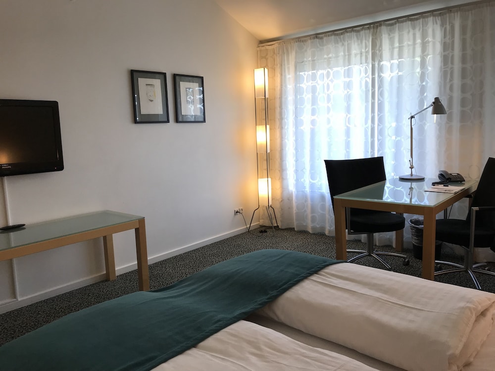 Business Room, 1 King Bed - Photo 3