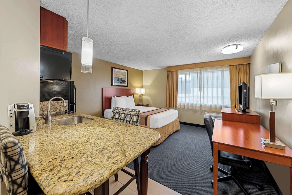 Standard Room, 1 Queen Bed, Non Smoking, Refrigerator & Microwave photo 3