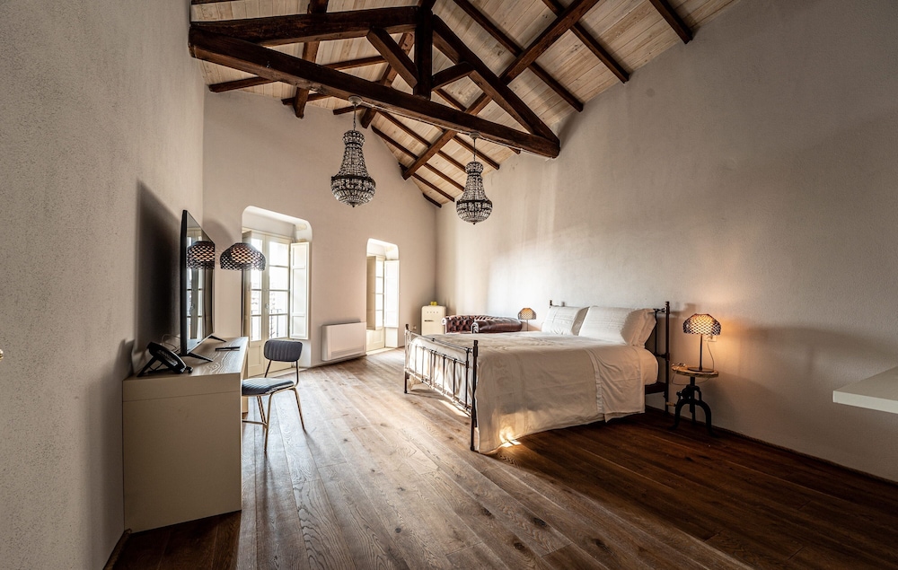 Standard Studio Suite, Balcony, City View
