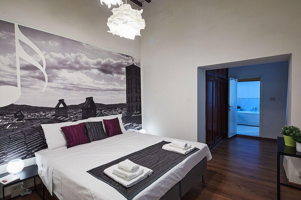 Luxury Room, Jetted Tub, Courtyard View photo 1