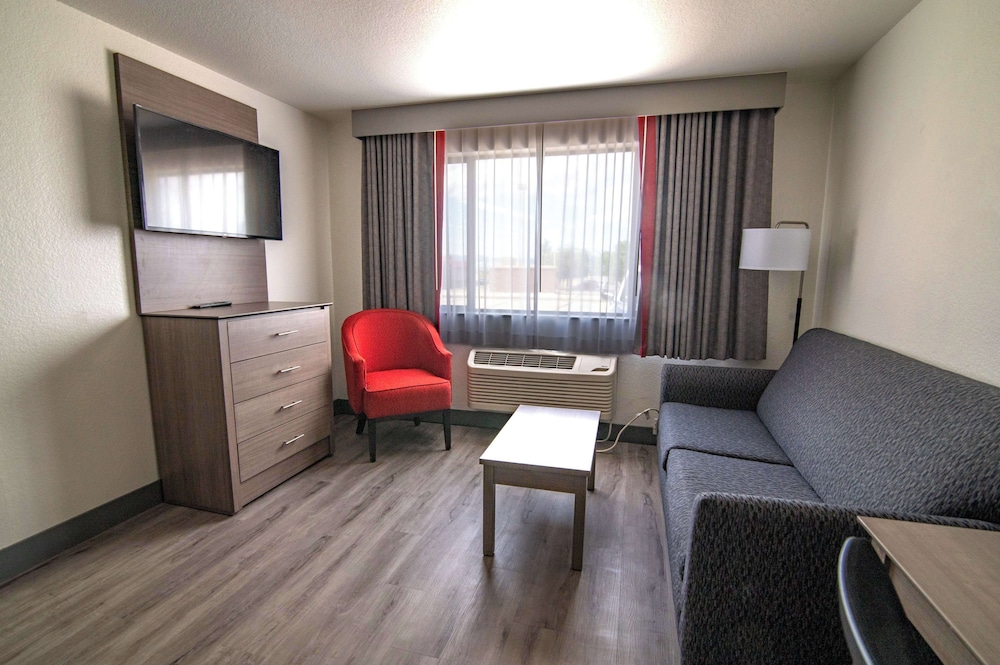 Family Suite, 1 King Bed, Non Smoking, Refrigerator & Microwave - Photo 3
