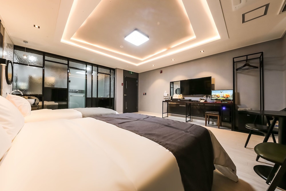 Twin Room - Photo 6