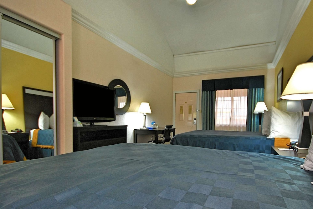 Room, Non Smoking (2 King Beds) photo 2