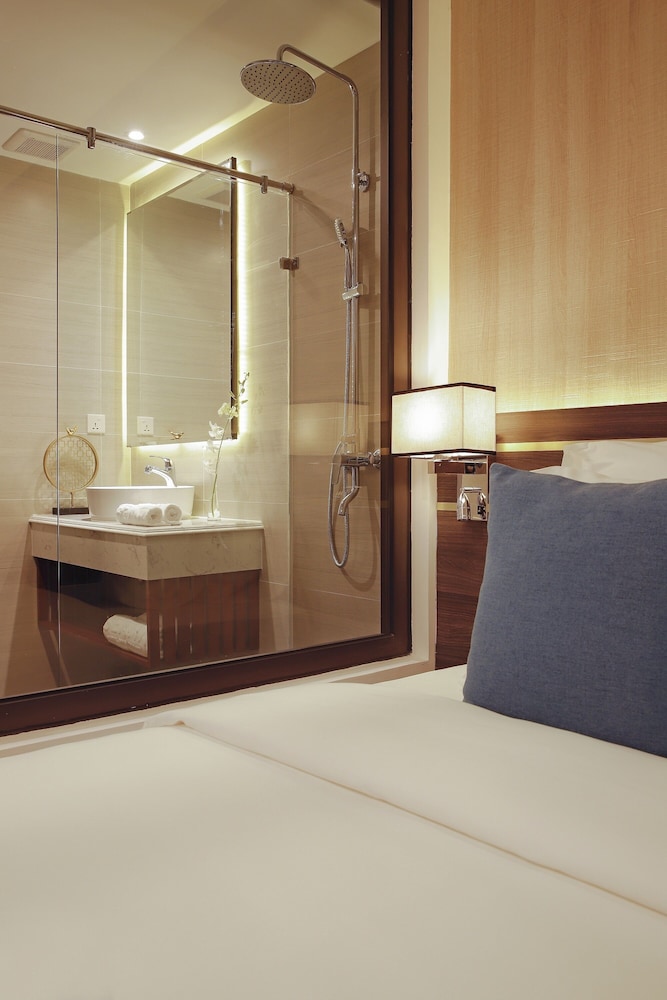 Senior Deluxe Room, City View - Photo 3