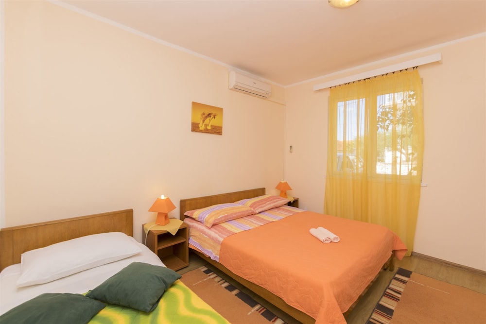 Room (S2)