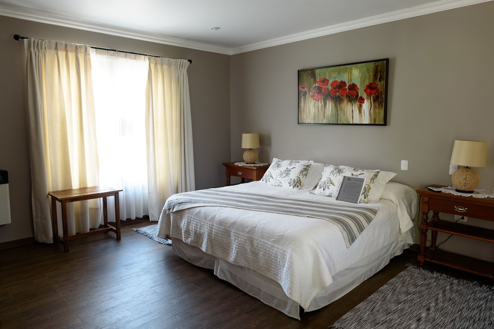 Deluxe Suite, 1 King Bed, Pool View photo 1