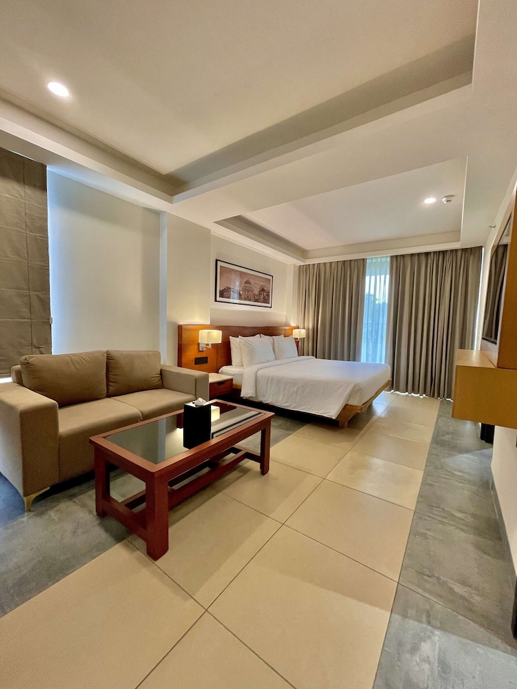 Premium Room, 1 King Bed, Non Smoking - Photo 4