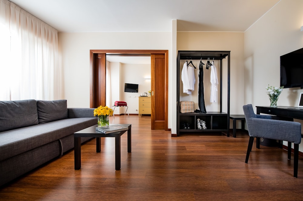 Junior Suite, 1 Double or 2 Twin Beds - Photo 1