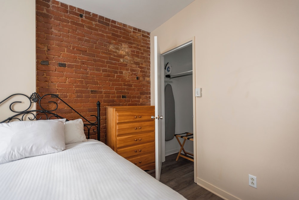 Suite, 1 Bedroom - Photo 2