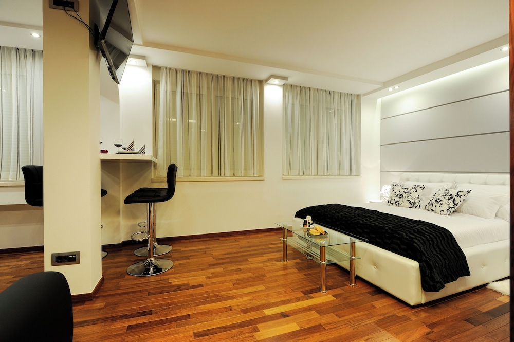 Deluxe Studio Suite, Courtyard View