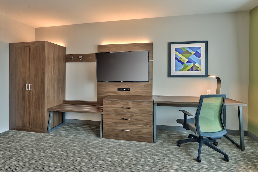 Suite, 1 King Bed - Photo 3