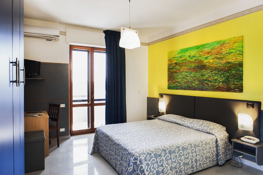 Standard Double or Twin Room photo 1