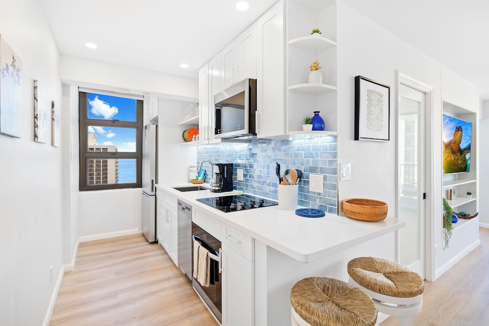 Premium Remodeled Condo with Ocean View and Parking: Premium Suite, 1 Bedroom, Air conditioning, Ocean View (0147) photo
