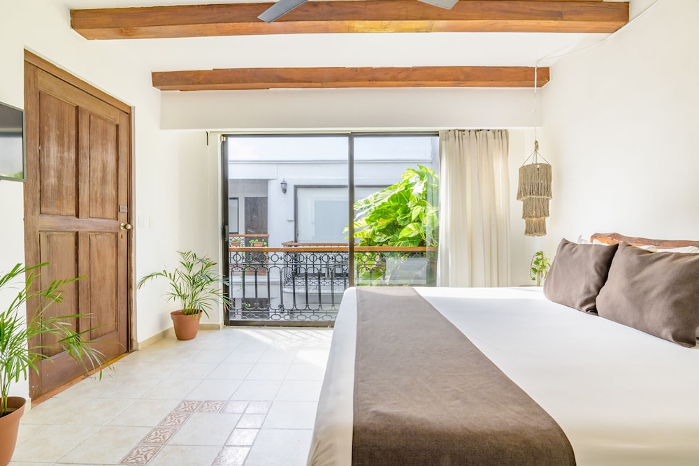 Deluxe King Room with Balcony and City Views - Photo 4