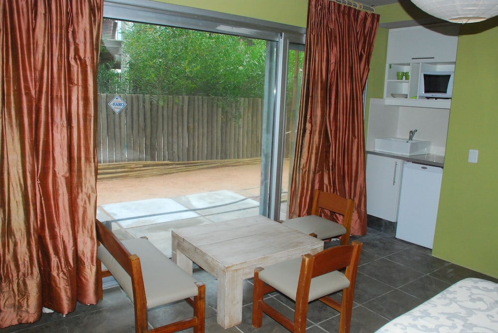 Room, 1 King Bed, Microwave (Lime) photo 3
