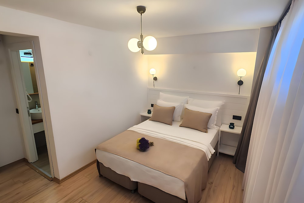 Economy Double Bed Semi Basement photo 1