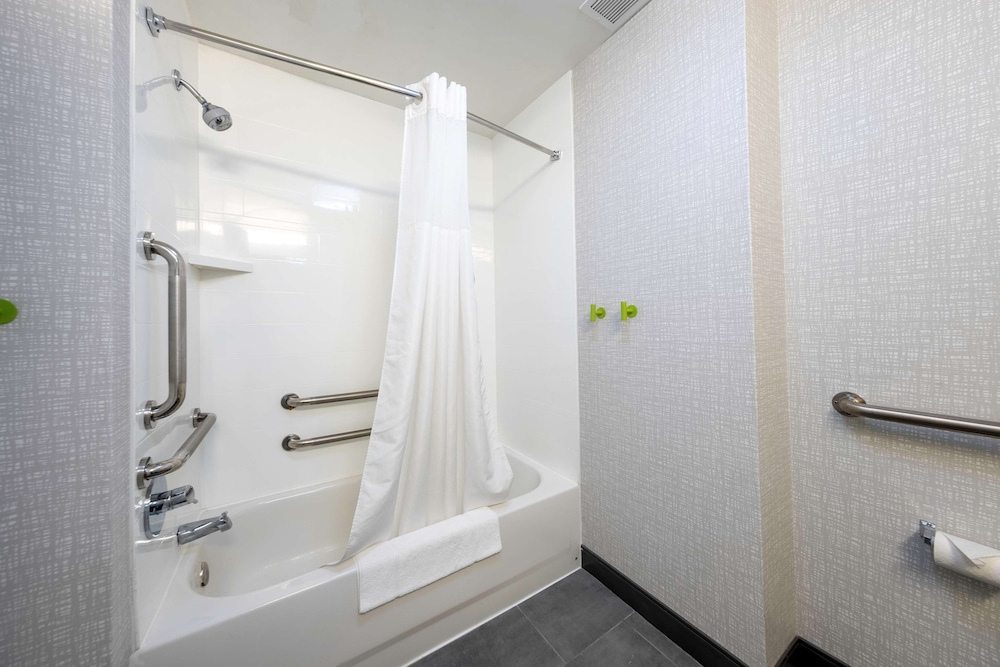 Room, 1 Queen Bed, Accessible - Photo 9
