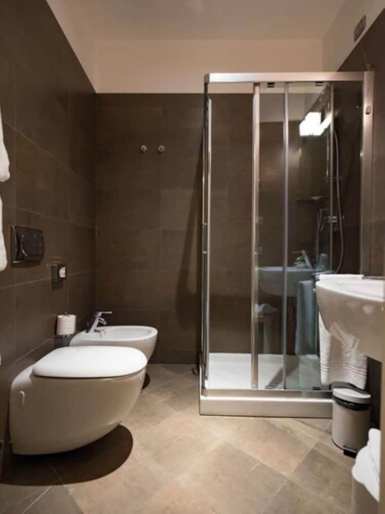 Classic Double or Twin Room thumbnail 6