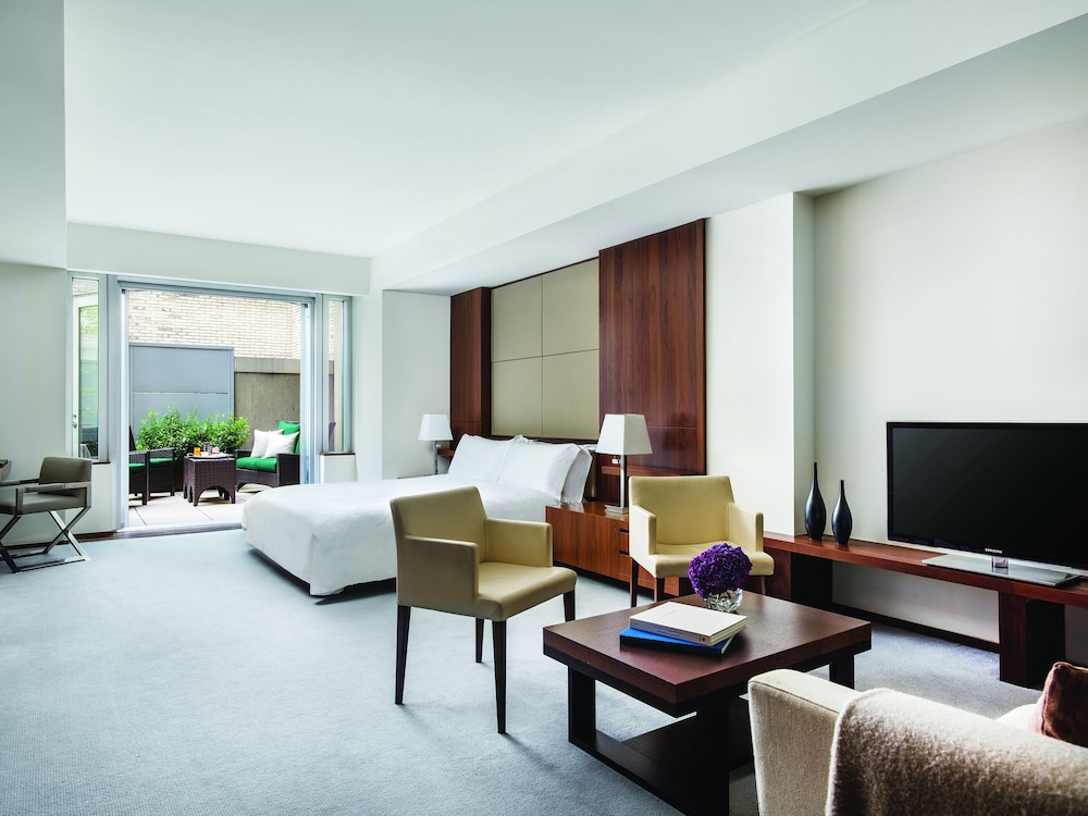 Junior Suite King with Courtyard Terrace