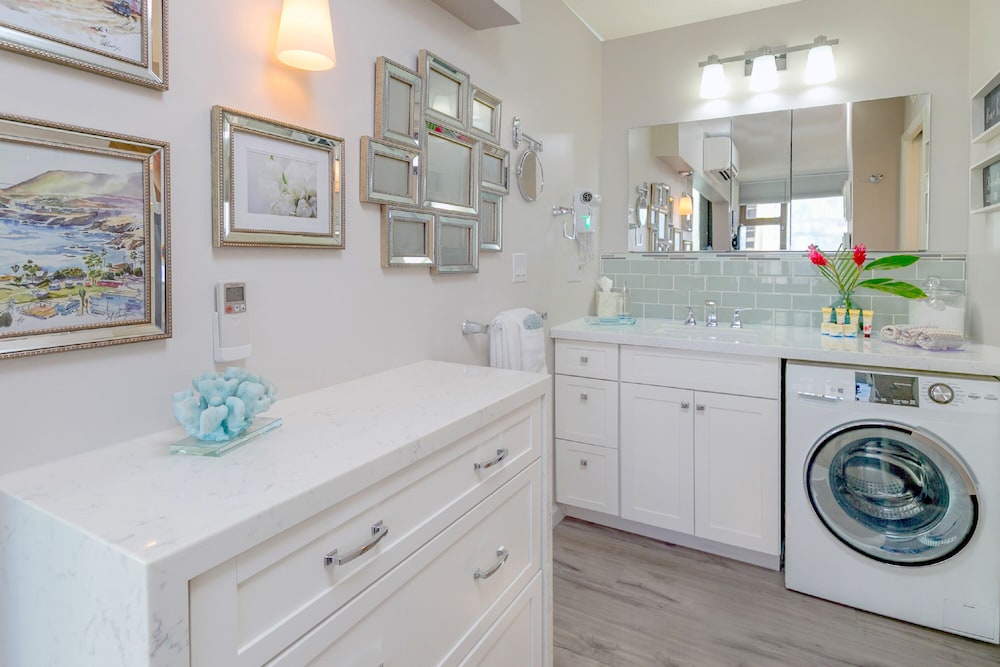Premium Remodeled Condo with Ocean View and Parking: Premium Condo, 1 King Bed, Air conditioning, Ocean View (0049) photo