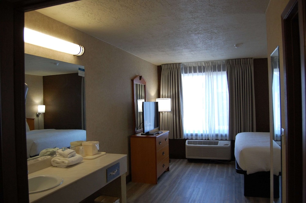 Suite, 1 King Bed with Sofa bed, Non Smoking - Photo 10
