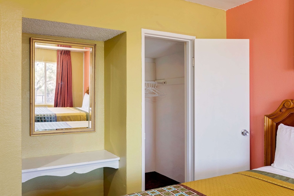 Room, 2 Queen Beds photo 2