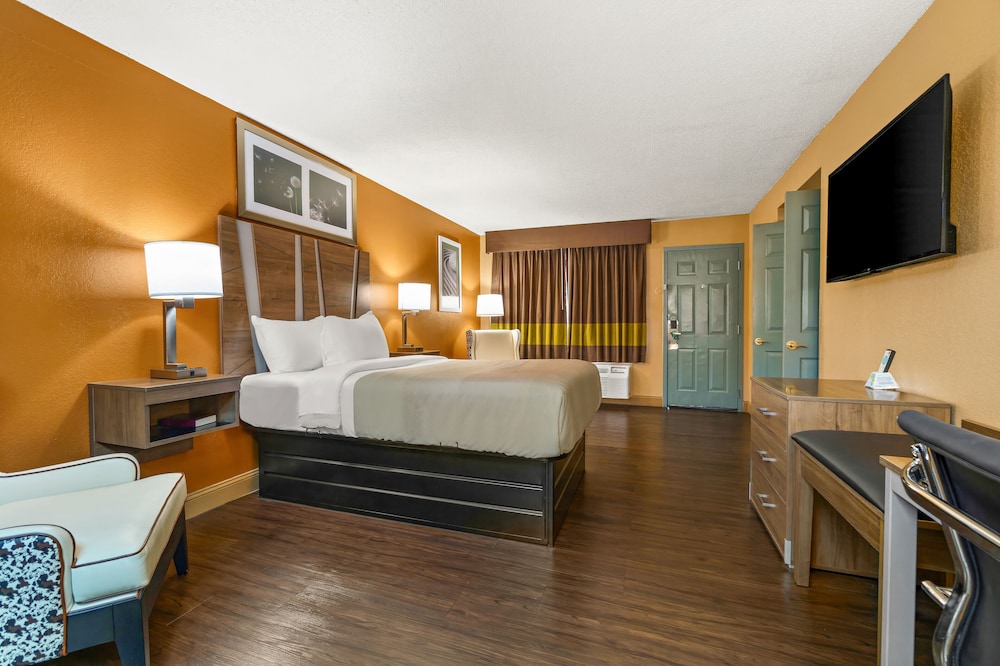Suite, 1 King Bed, Non Smoking, Jetted Tub - Photo 7