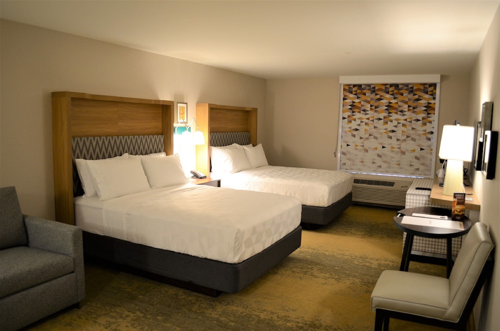 Premium Room, 2 Queen Beds - Photo 6