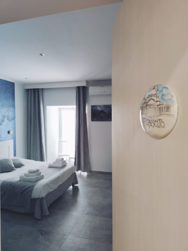 Quintuple Room