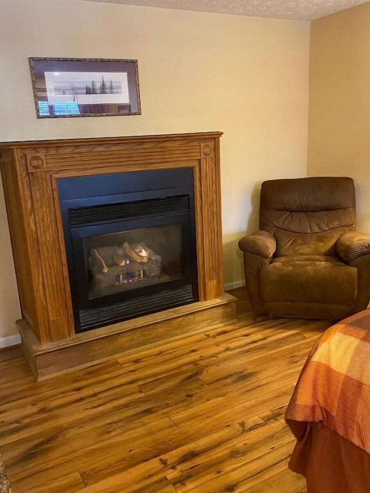 Hot Tub with Fireplace Room photo 3