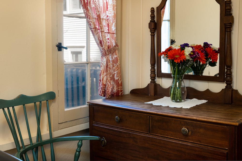 Room, Private Bathroom (Teal Cottage - Breakfast Not Included) photo 2