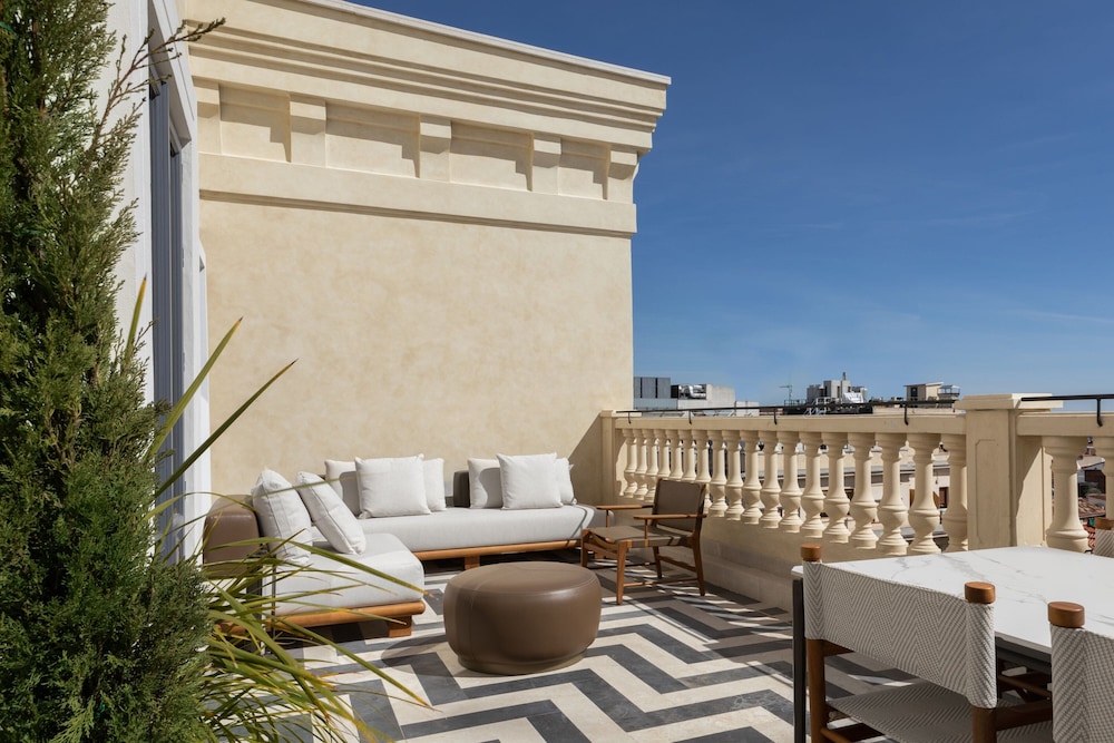 Signature Suite, 1 King Bed, Terrace (View) thumbnail 5