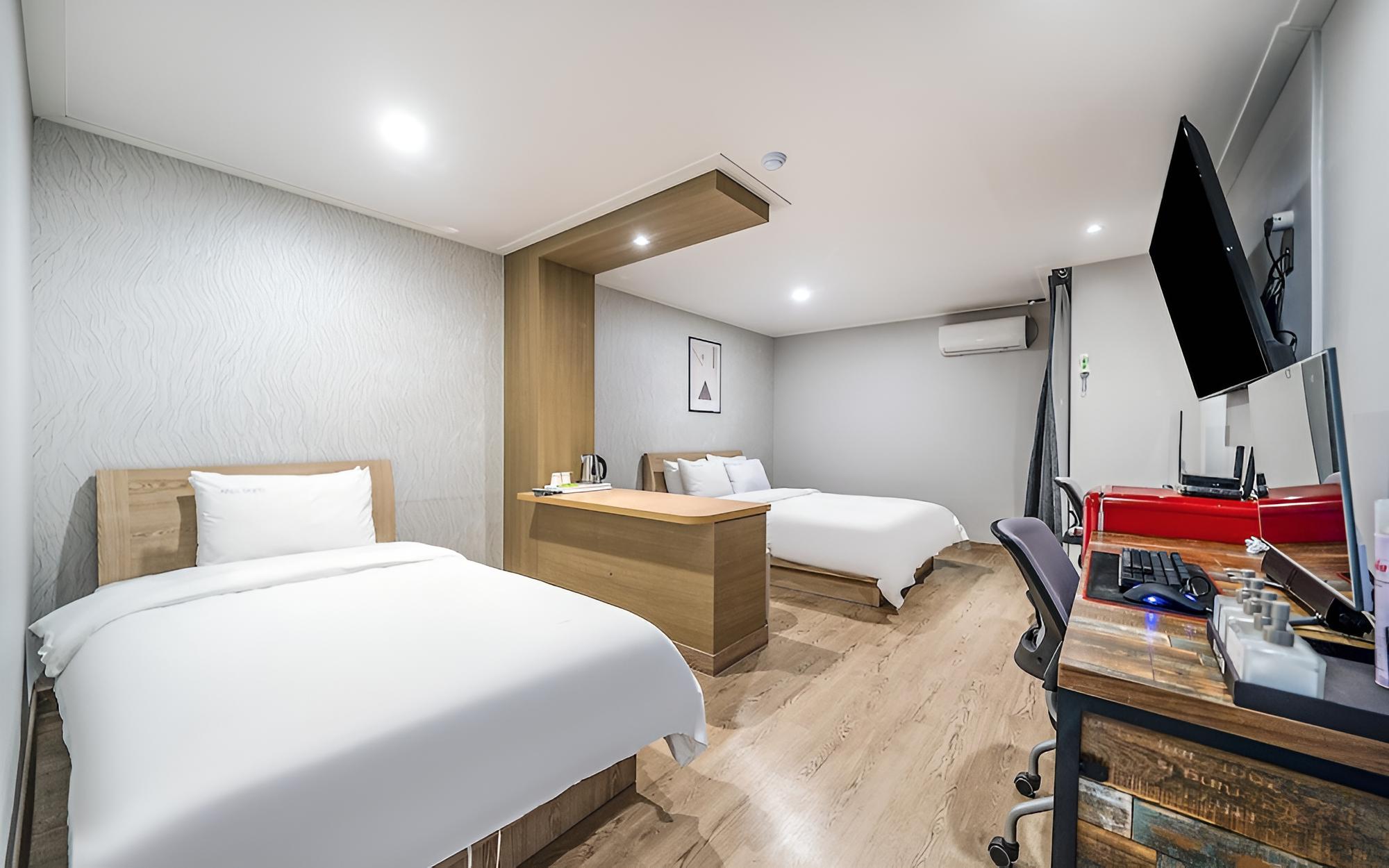 Room (Premium Twin - Gaming 2PC (OTT TV))