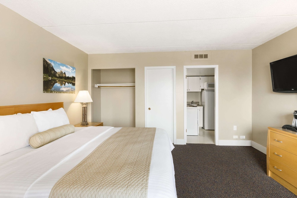 Room, 1 King Bed, Non Smoking (Pet Friendly) - Photo 1